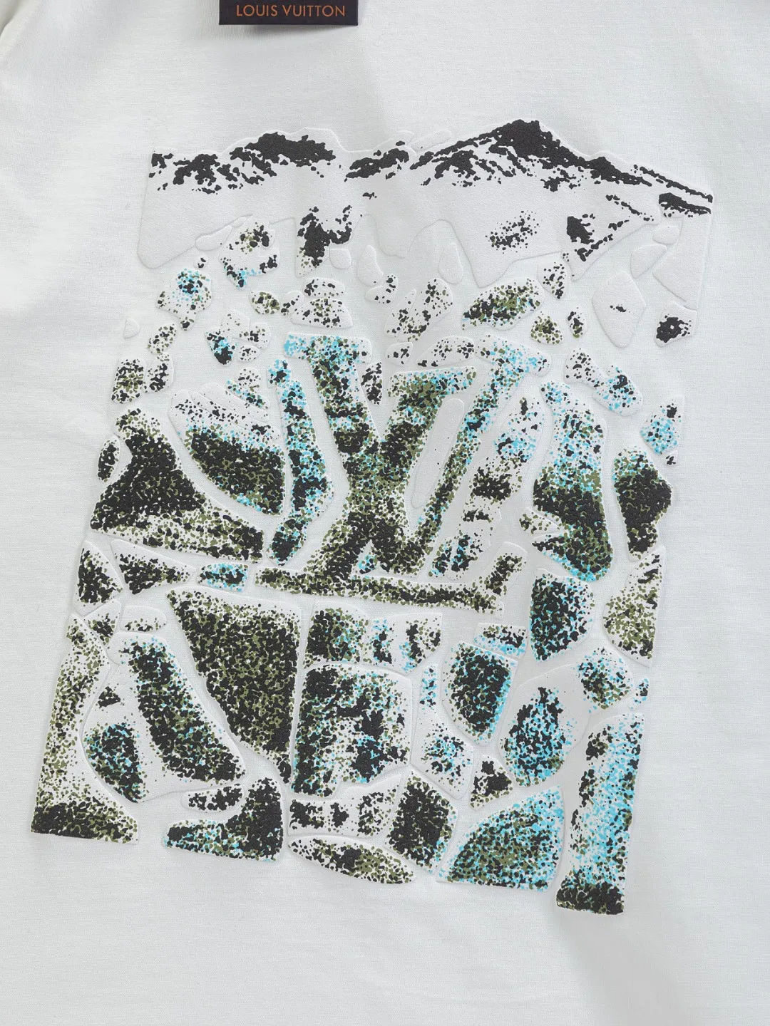 🅿️190 Louis Vuitton 1V LV lv slightly wide version S-XL LV 26ss new products are available at counters at the same time. Multiple craftsmanship Snow Mountain🏔️Ski⛷️Flocked Foam Print Ski⛷️ series T-shirts, the front foam print combines snow mountains, forests and abstract cracks, with the LV logo hidden, full of artistic sense. Round neck short-sleeved T-shirt, same style for men and women! Consigned to one-to-one creation. Synchronized with the official website, pure cotton fabrics at the counter! It is close to the skin and comfortable, durable and easy to wear. It has a classic and simple logo design and meticulous original craftsmanship. Short-sleeves, a must-have item for men, do not appear to be the same for the general public, but must be unique and eye-catching. This LV short-sleeve is all about quality, comfort, the same shape and fashion as always, including fabrics and cutting techniques. All of them have been made with great effort! 320 grams of washed pure cotton fabric, pure cotton is breathable, very refreshing and comfortable for daily wear. The rib knitting on the neckline is smooth and tight, and the neckline will not be skewed if you toss it at will. The loose version, you will find that it looks really good on the upper body. The overall is minimalist and neat, super versatile for daily use! Pair it casually with a pair of pants for a youthful look. A T-shirt will make your outfit crazy. It is a fashionable item that can never go wrong! Color: Black White Size: S-XL Size chart: S: Shoulder width 50-Bust 56-Length 70 M: Shoulder width 52-Bust 57-Length 72 L: Shoulder width 54-Bust 59-Length 74 XL: Shoulder width 56-Bust 62-Length 76